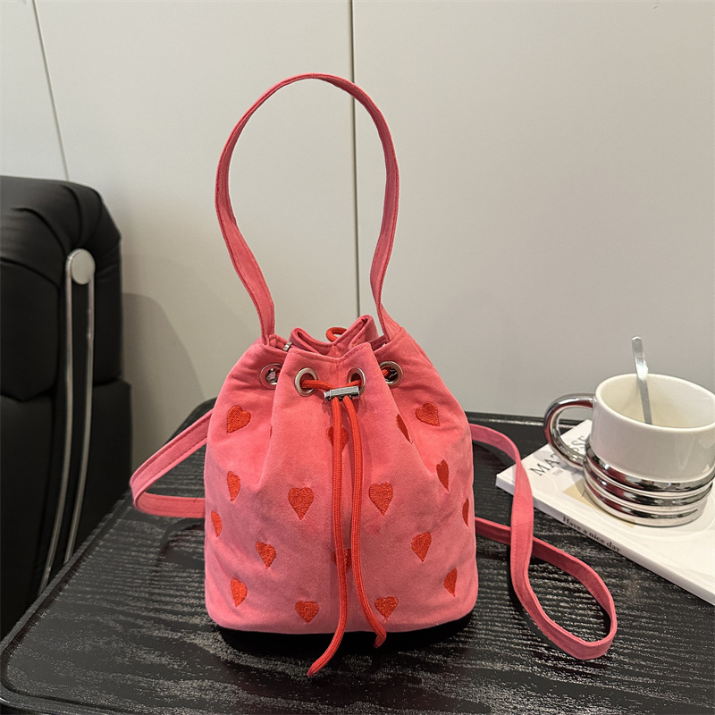 小众高级感刺绣爱心手提帆布包包2024春夏新款单肩斜挎迷你水桶包