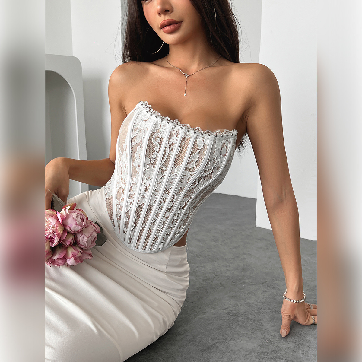 Elegantes, verführerisches Korsett im Pure Desire Style mit floraler Spitze, schmaler Passform, Fischgrätenmuster, Knopfleiste am Rücken und hochwertigem, sexy Design. Ohne Halskette oder andere Accessoires._voghion.com