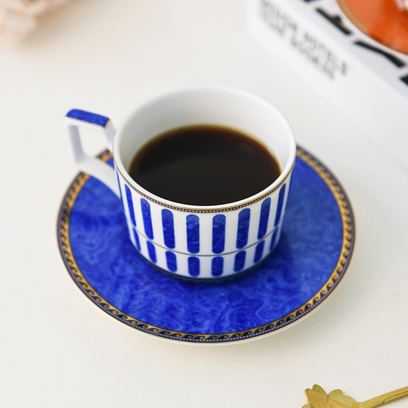 Taza de café pintada de oro de la porcelana de hueso de la vendimia Taza de té de la tarde francesa Sentido de ceremonia de la muchacha de alto aspecto Taza de desayuno de alto grado