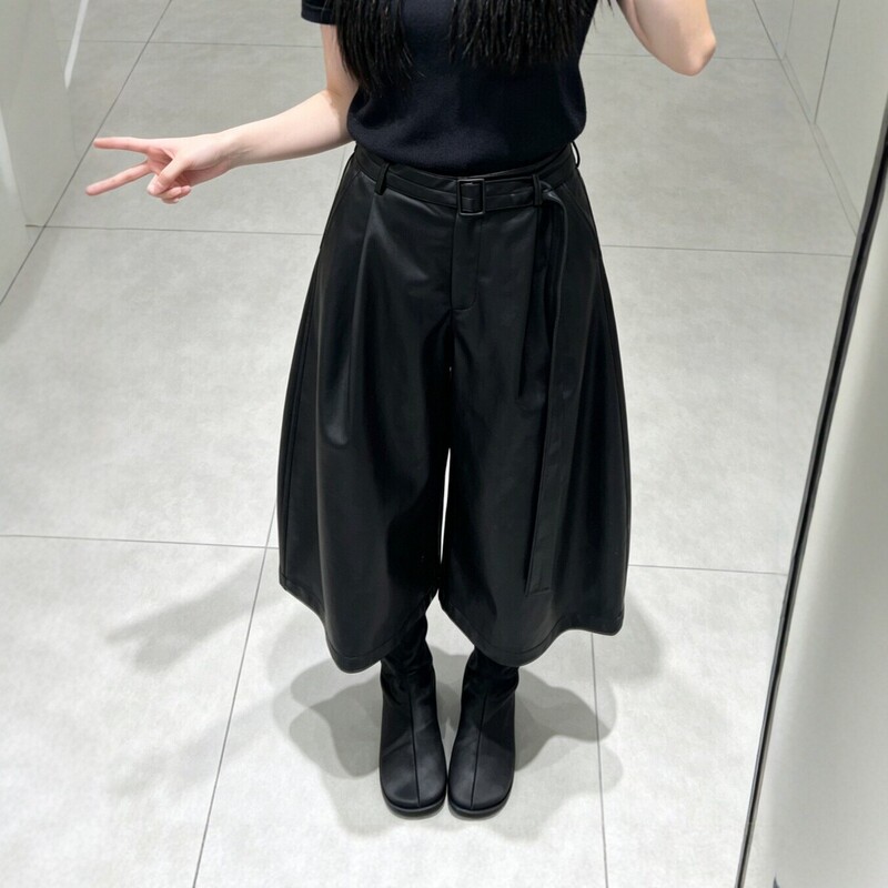 Black high-waisted cropped PU leather wide-leg pants for women, loose-fitting, drapey, casual, fashionable, versatile skirt-pants design trousers Black high-waisted cropped PU leather wide-leg pants for women, loose-fitting, drapey, casual, fashionable, versatile skirt-pants design trousers
