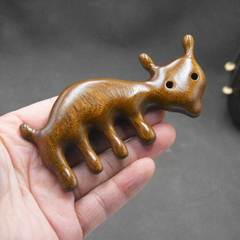 金絲檀小牛多功能經絡按摩梳子魚形鼻樑眼袋點穴按摩新年佳人禮品