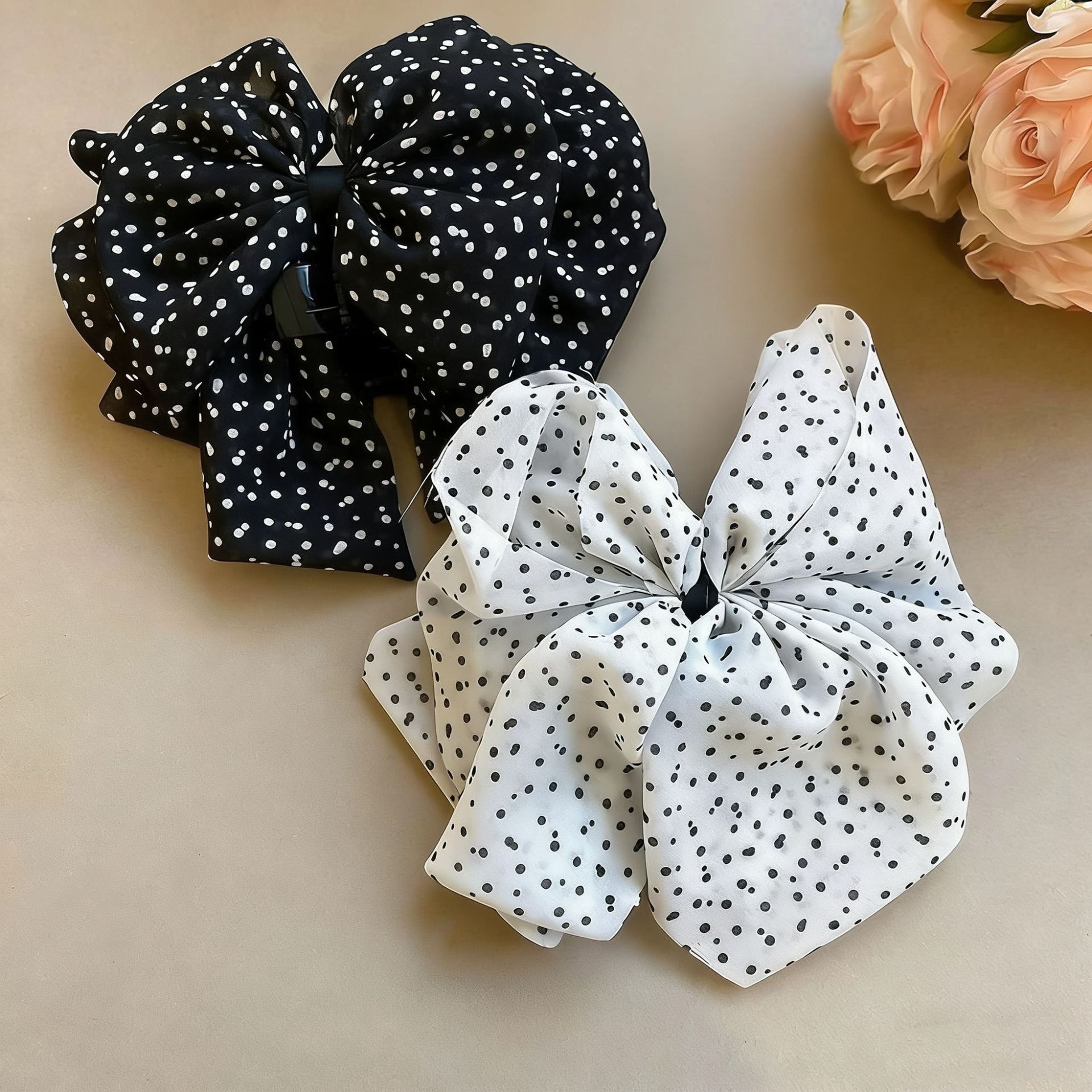 Shiffon crab pin with bow