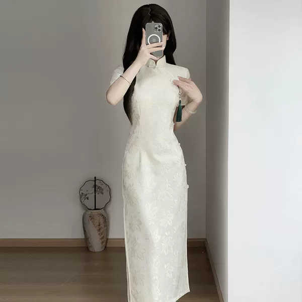 Champagne color [jacquard] does not include accessories