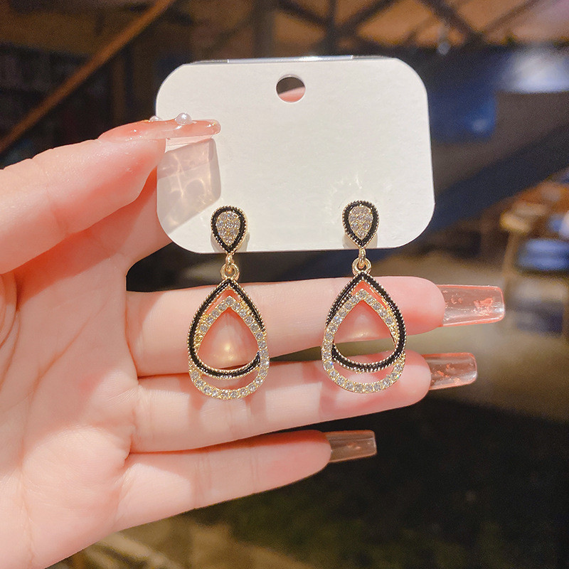 Sophisticated fashionable elegant retro earrings drop-shaped