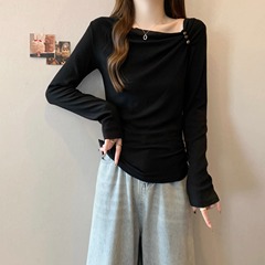 黒の不規則な肩の長袖のtシャツの女性の秋冬のデザイン感の高級感の斜めの肩の露肩の上着の初秋