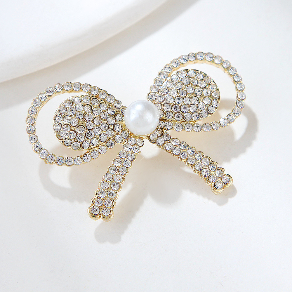 Koreansk mote skinnende sløyfe diamantperlebrosje legeringsnål dameklærtilbehør_voghion.com