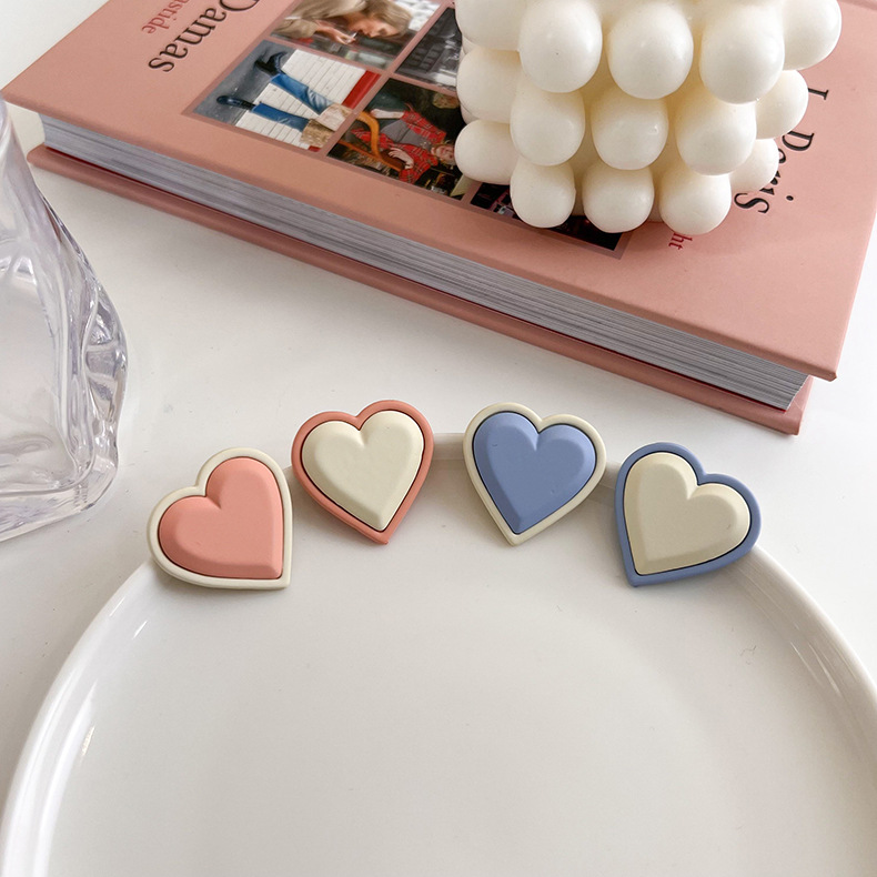 Fashion Heart-shaped Stud Earrings Simple Contrast Color Asymmetric Earrings display picture 1