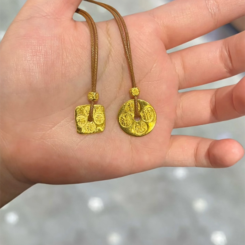 Xiaohongshu 人気の新しい中国風古代彫刻小さなラウンドケーキペンダントネックレス中国風のシンプルなネックレスドロップシッピング|undefined