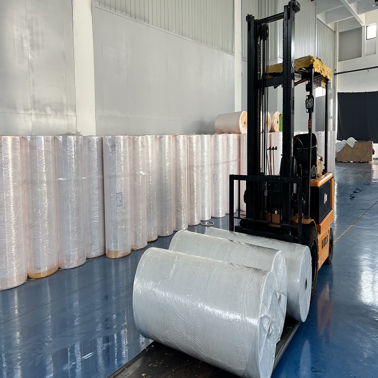 厂家现货65g防护服面料高抗防水透气抗静电pp复合pe透气膜复合布