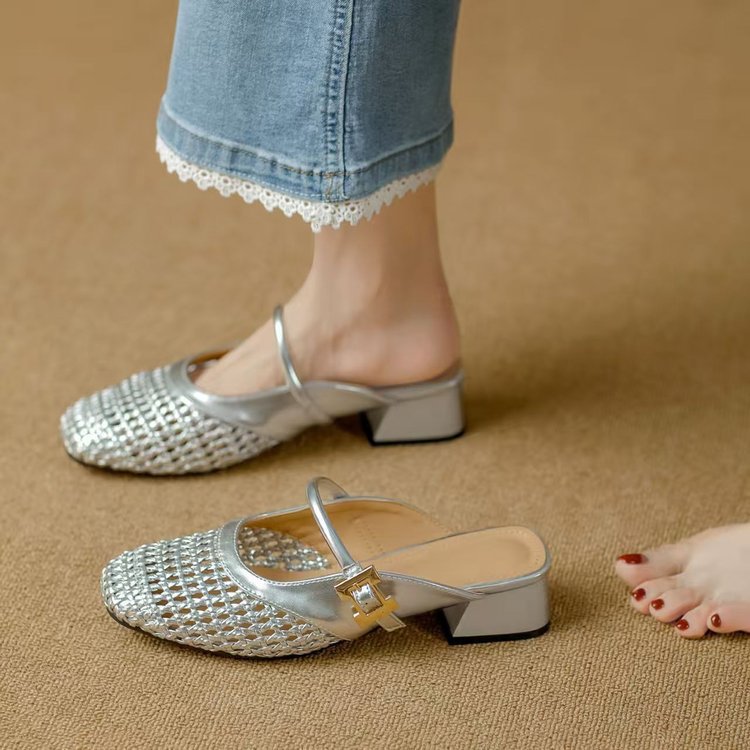 Cabeza cuadrada explosiva francesa tacones altos zapatillas frías 2026 con sandalias casuales de moda agujeradas para mujeres