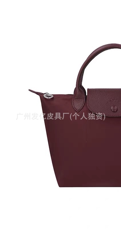 버건디 레드