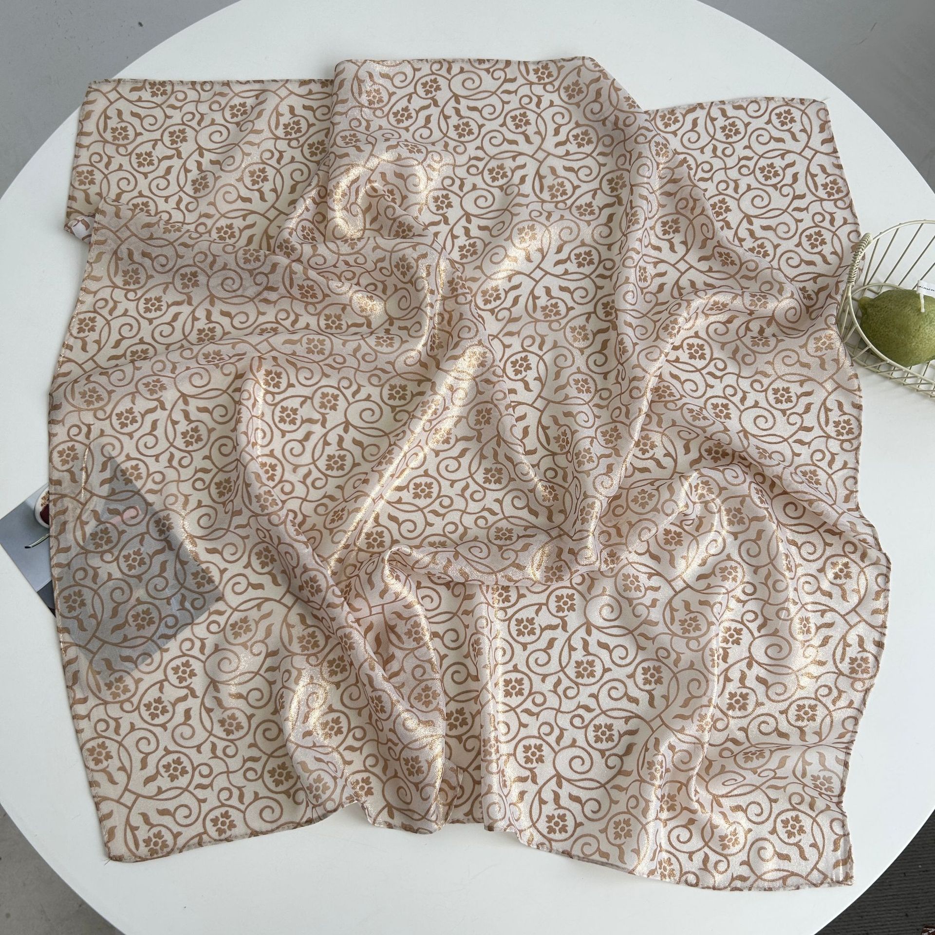 2025 Pañuelo brillante de moda europea y americana verano todo-fósforo nuevo estilo transfronterizo venta caliente bufanda de seda árabe 70 bufanda cuadrada pequeña