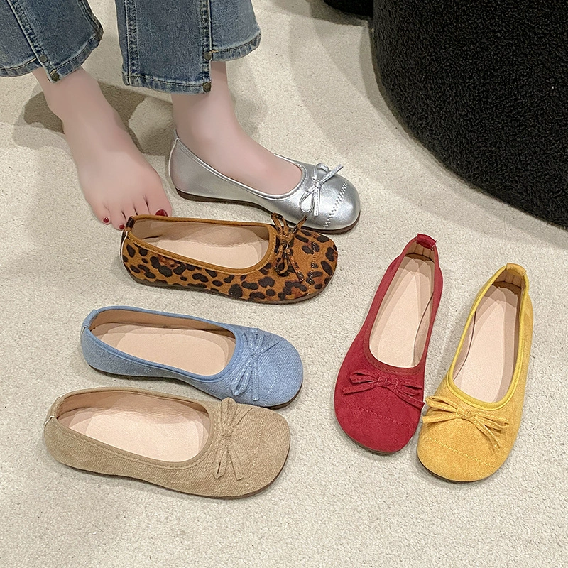 Нежные балетки на мягкой подошве цвета макарон с неглубоким вырезом, плоским бантом и замшевыми туфлями без шнуровки с круглым носком.