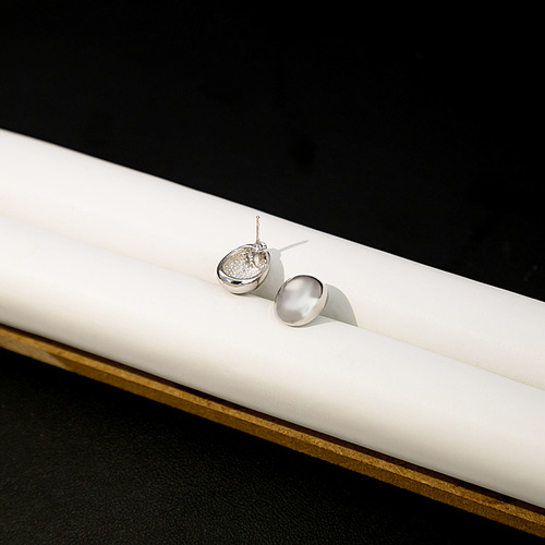 Silver Needle European & American Metal Earrings, High-End Chic Glossy Oval Miniature Earrings—Sleek and Minimalist, Inspired by the Instagram-Favorite French Style