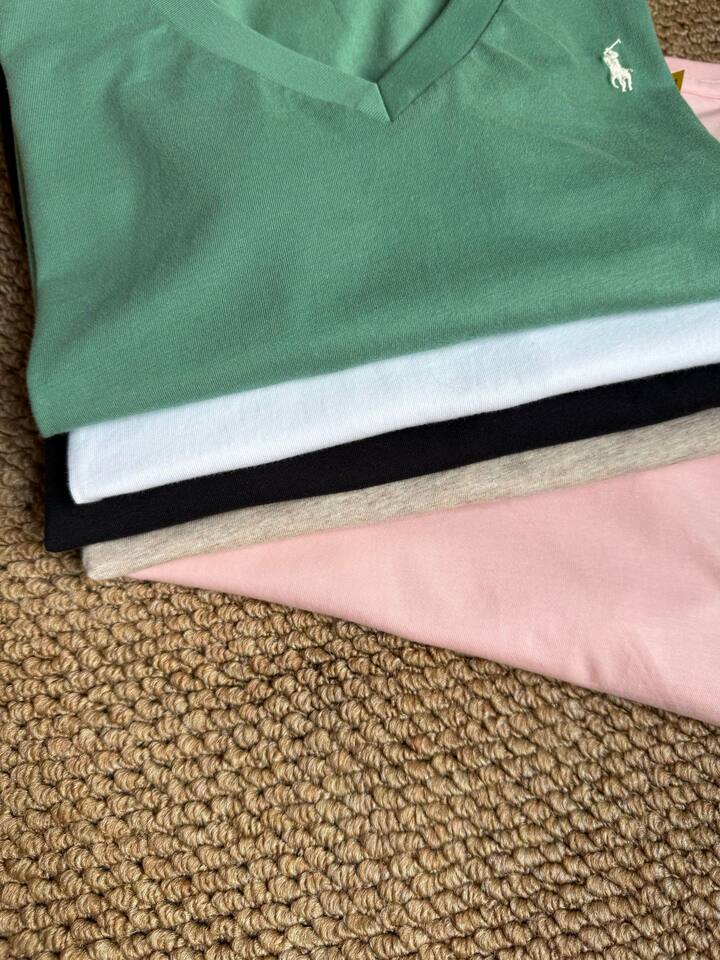Áo thun nữ cotton tay ngắn cổ chữ V vai đứng thêu logo ngựa nhỏ, form rộng tôn dáng — Màu hồng, Màu trắng, Màu yến mạch, Xanh lá cây chi tiết 4