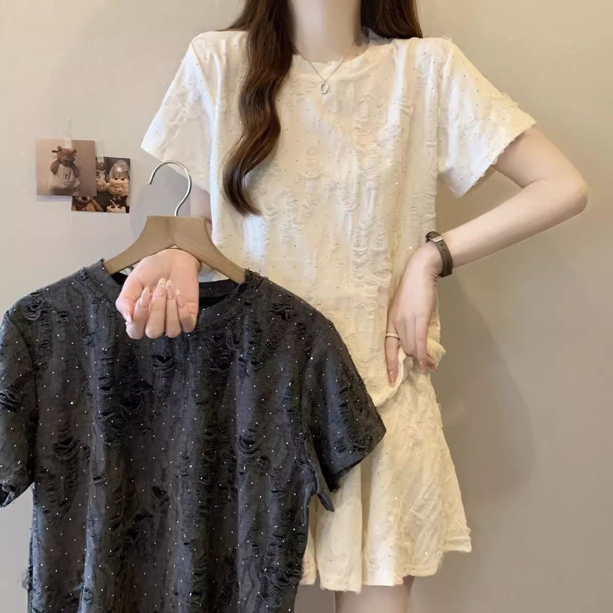 Bộ mặc nhà nữ tay ngắn quần short rộng, phá lỗ đính đá, form rộng thoáng mát — Bộ đồ màu xám đậm (áo+quần), Trang phục màu hạnh (áo+quần) chi tiết 2
