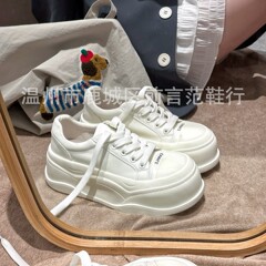 厚い底の高くなる白い靴の女性の2025春秋の新型のパンの靴の爆発の百合の板の靴の丸い頭は軽やかです。