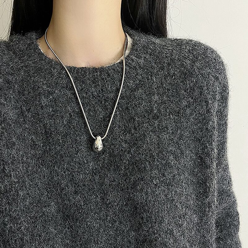 コールドスタイルのシルバーのブラッシュド加工ドロップペンダントネックレス、女性向け、ニッチなライトラグジュアリー、高級感、ロングタイプ、秋冬のセーターチェーンに万能|undefined
