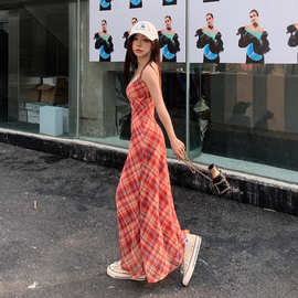 红色格子蕾丝v领吊带连衣裙女夏季辣妹收腰显瘦度假风包臀中长裙