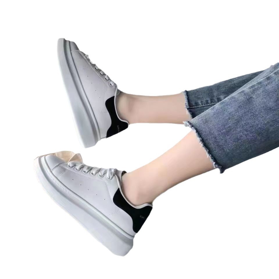 Zapatos blancos para mujeres con suela gruesa y cómodo, zapatos de moda para mujeres con cuero alto, zapatos deportivos casuales transpirables, zapatos de skate para estudiantes.