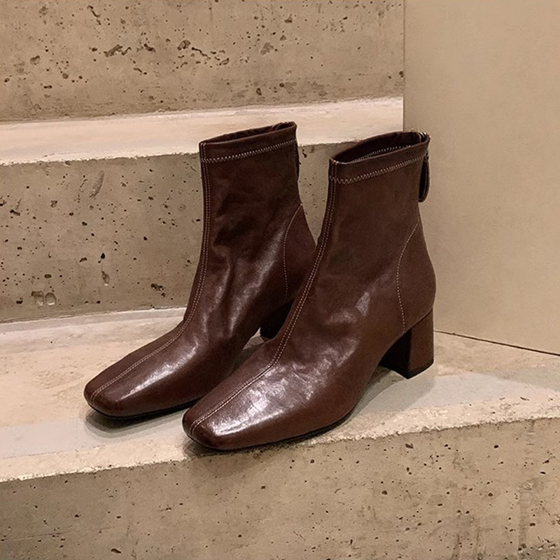 Nuevas botas cortas de otoño e invierno para mujer, estilo francés, con punta cuadrada pequeña, de cuero de caballo texturizado y desgastado, con tacón grueso, versátiles y que estilizan la figura.