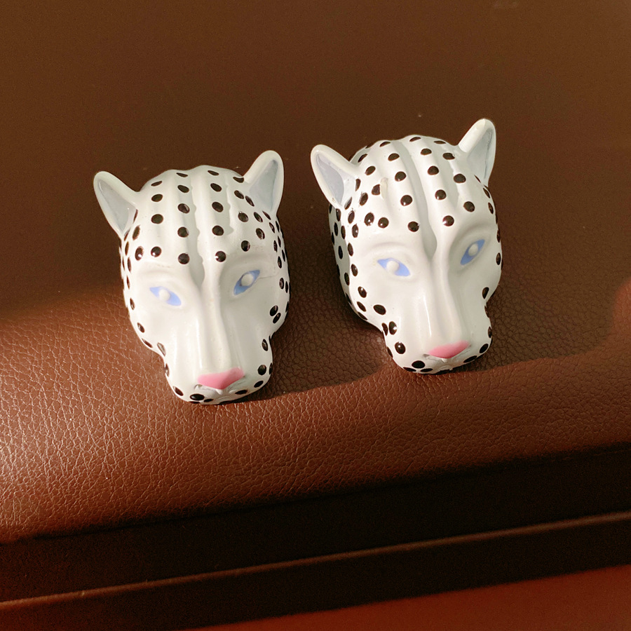 Anillo de cabeza de leopardo rosa, pendientes ligeros de lujo de alto nivel, pernos de nicho de personalidad temperamento conjunto de joyas mujeres al por mayor