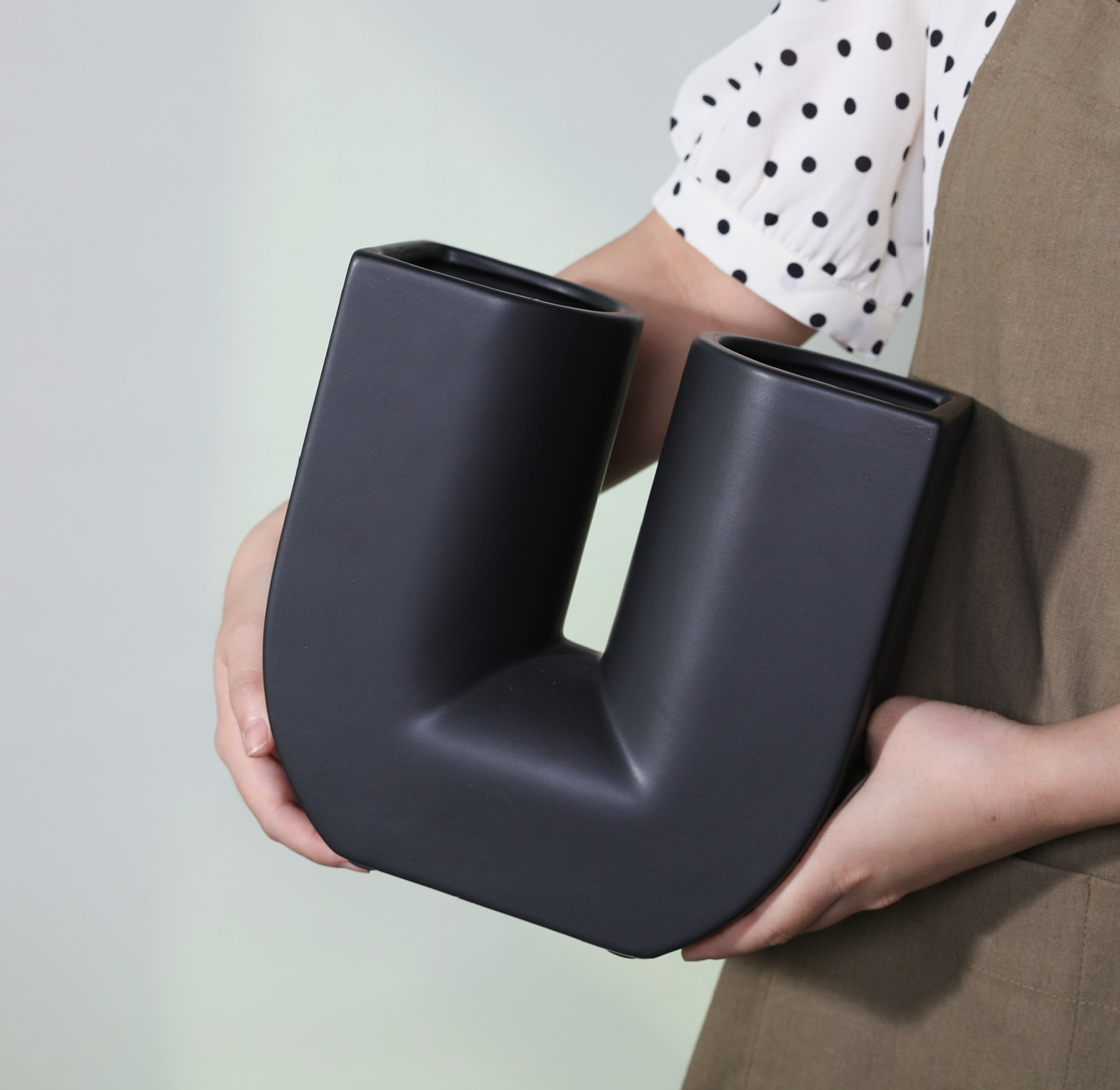 Arte nórdico moderno en forma de U jarrón de cerámica creativa sala de estar gabinete del vino pasillo nicho decoración suave decoración geométrica al por mayor