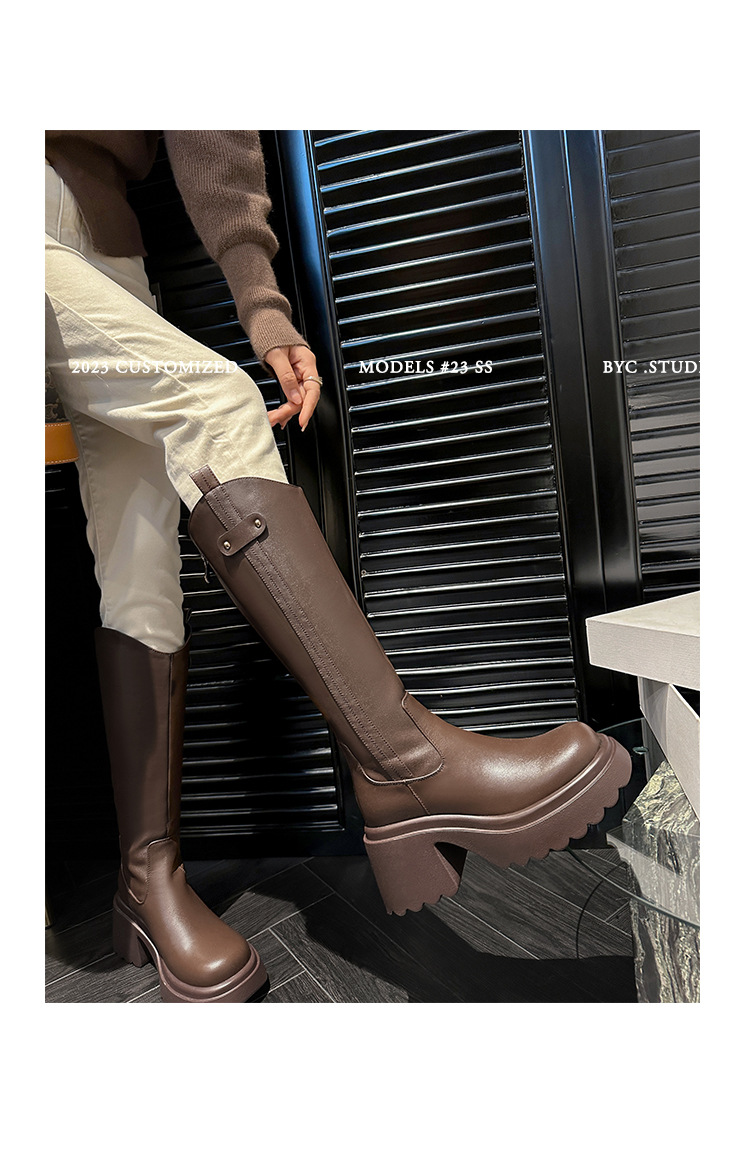 Boot nữ cổ cao mũi tròn gót vuông dày 9 cm, phong cách kỵ sĩ V-cut — Ống lớn màu nâu sẫm lót một lớp chi tiết 37