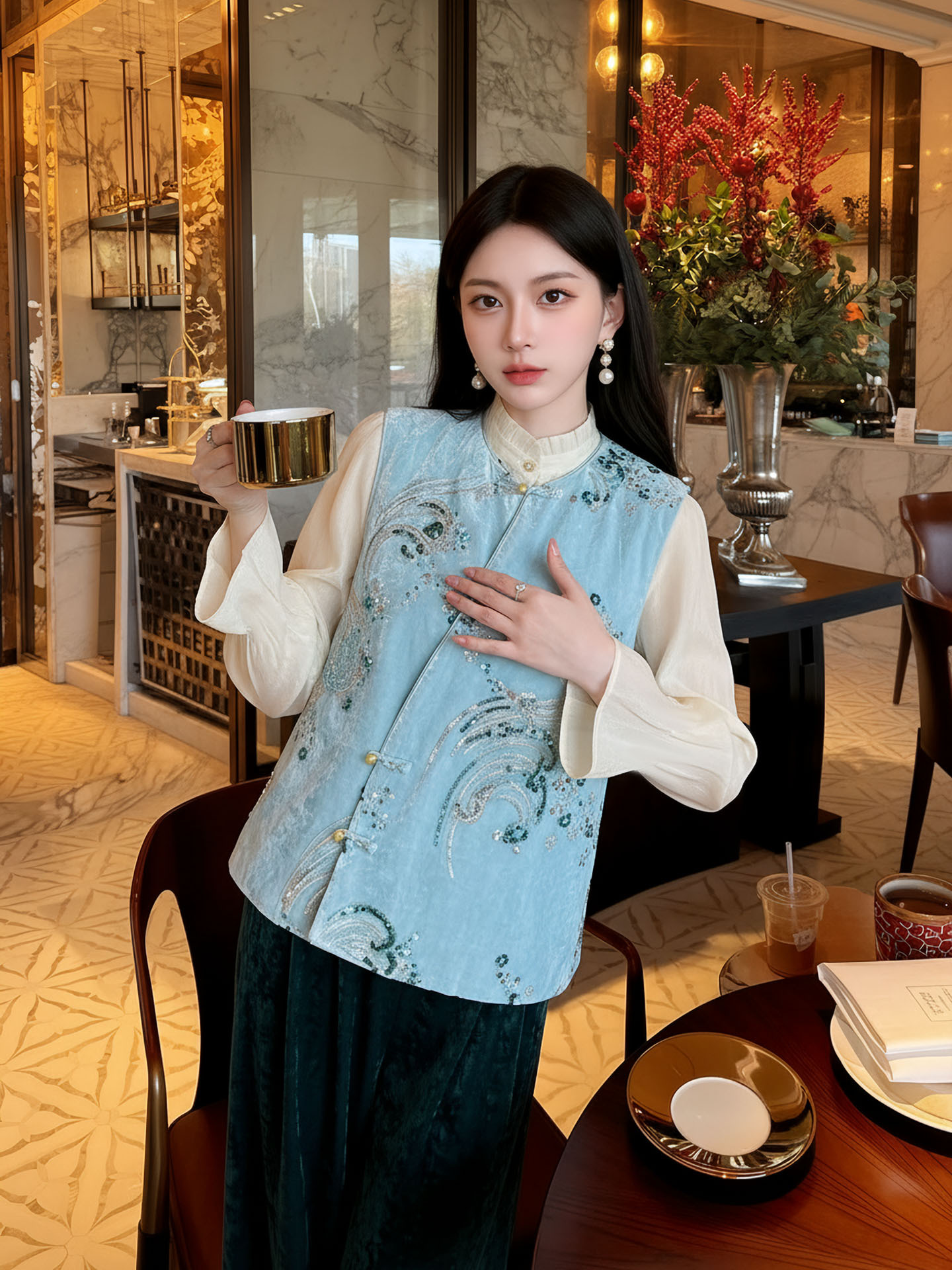 Áo gile cổ lọ nữ phong cách Trung Hoa mới, thêu đính cườm họa tiết nổi bật — xanh lam