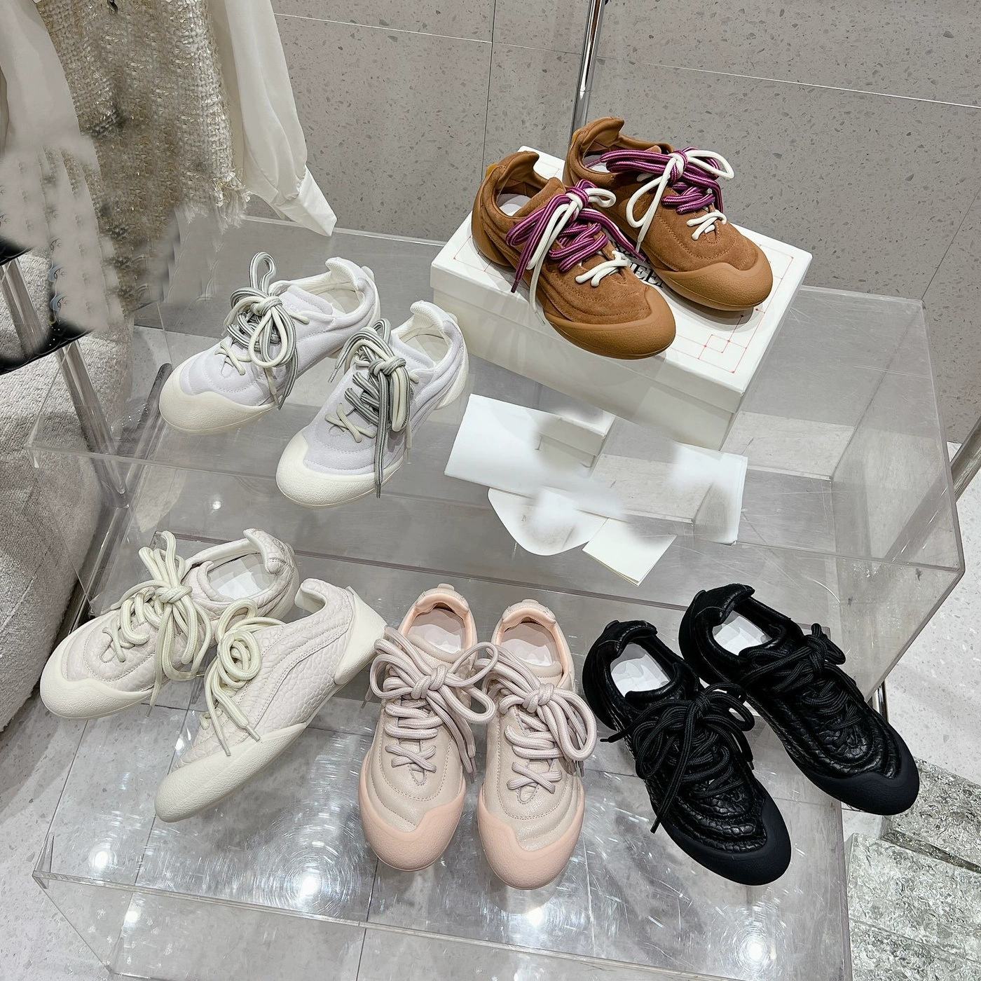 Европейский вокзал 2024 нищие туфли женская плоская повседневная обувь женская низкая банда дикая тренировка обувь европейская спортивная обувь обувной шкаф