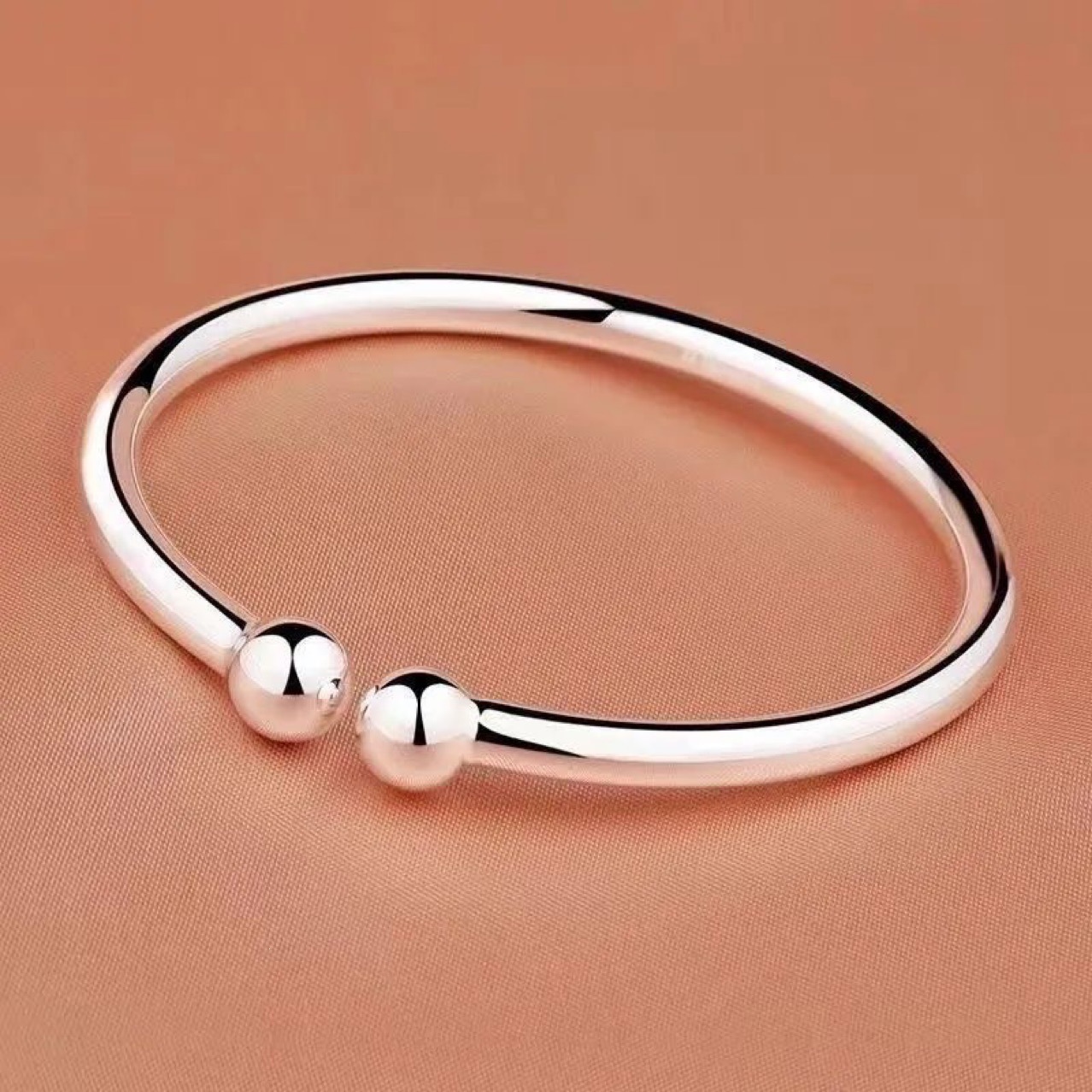 High-quality imitation silver-plated bracelet with smooth plain rings, solid open round beads, and a glossy silver finish. It is a gift silver bracelet