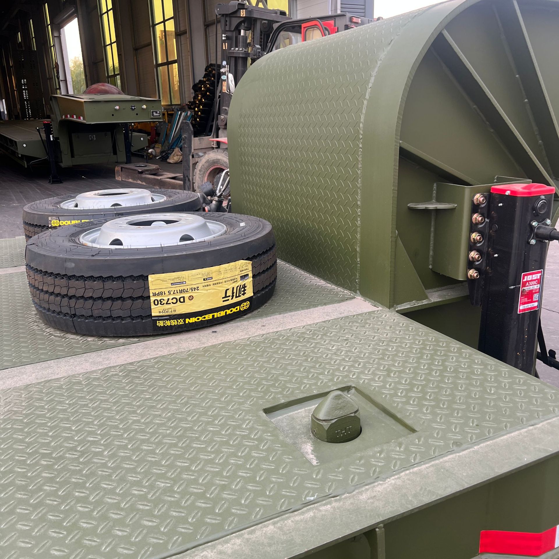 Specializing in the Production and Supply of Export Special Vehicles and Heavy-Duty Low-Bed Semi-Trailers for the Transportation of Heavy-Duty Engineering Machinery