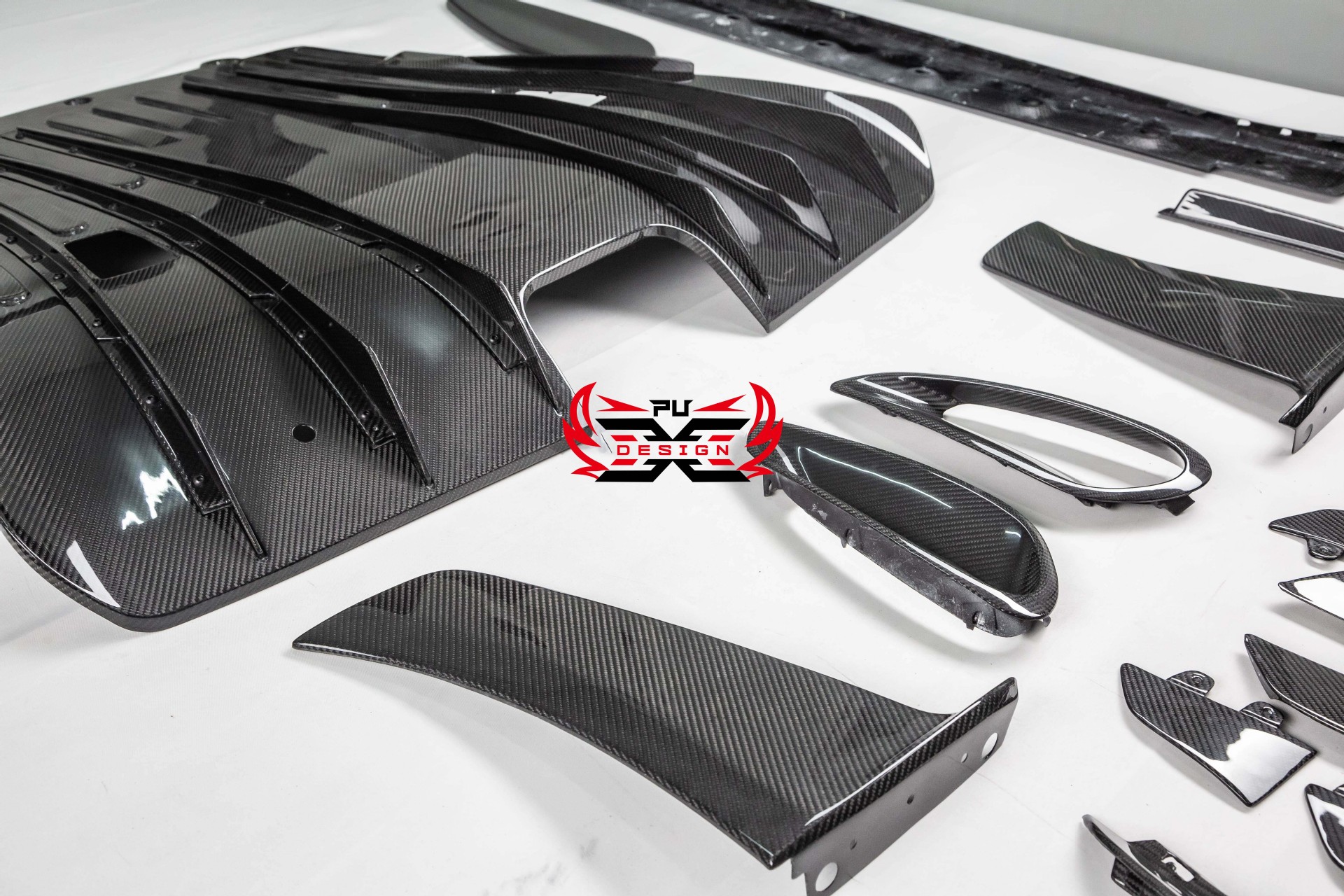 Suitable for Porsche 911 992 GT3RS original dry carbon fiber modification kit, front, middle, rear lip and side skirts