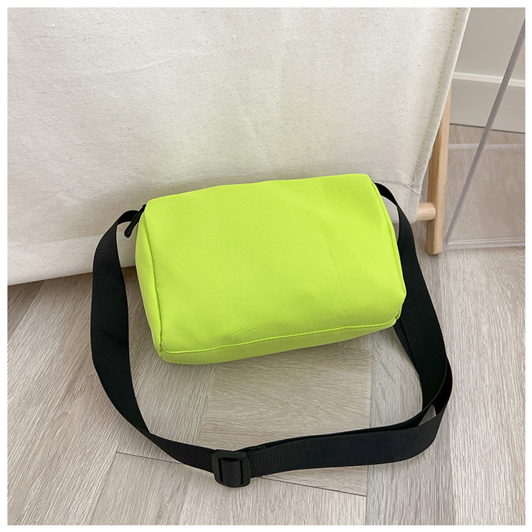 Unisexe Petit Tissu Oxford Couleur Unie Mignon Des Sports Carré Fermeture Éclair Sac Bandoulière display picture 23