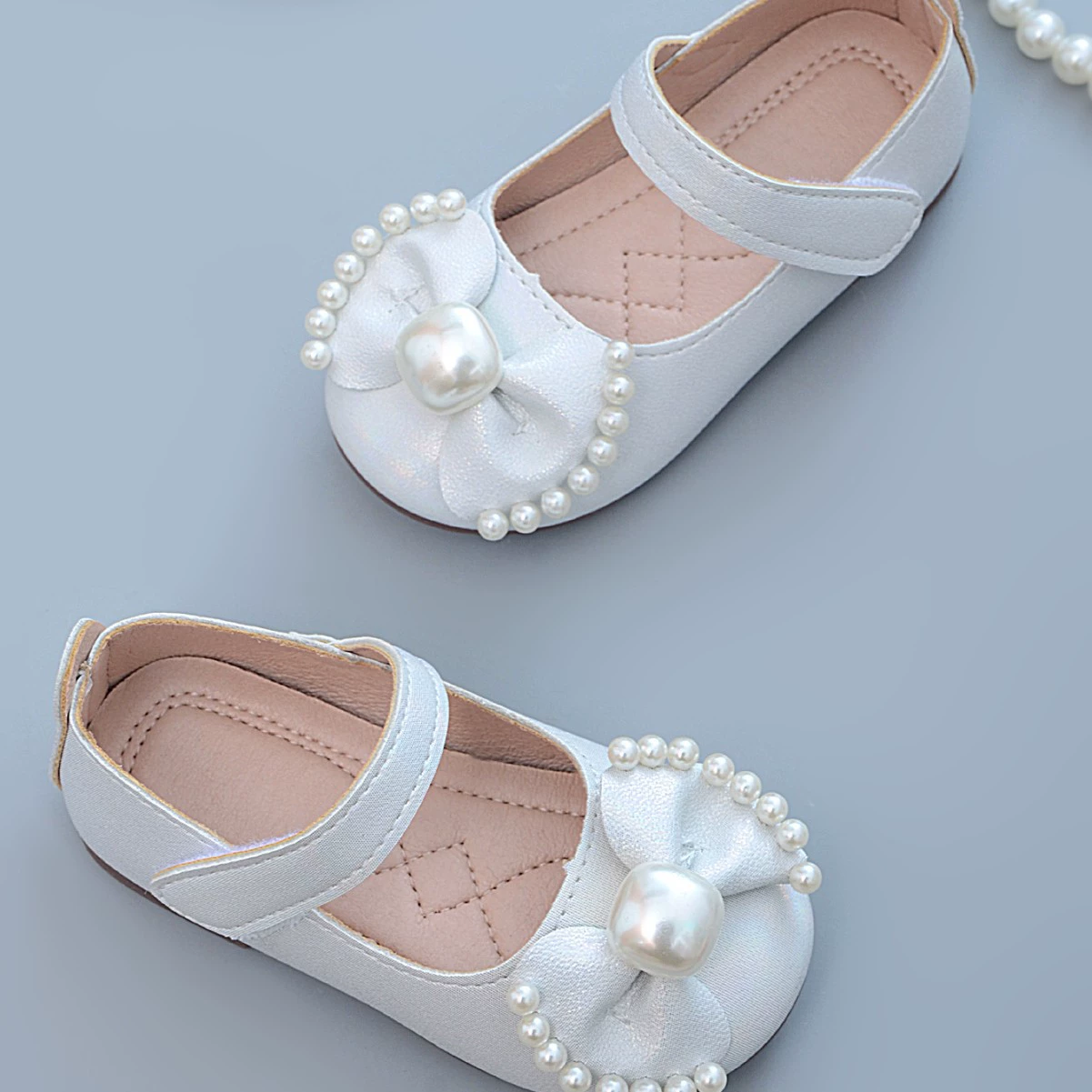 Кожаная обувь для девочек, туфли принцессы, женская весенне-осенняя обувь, новинка 2024 года, летняя детская маленькая кожаная обувь с жемчужным бантом, аксессуары