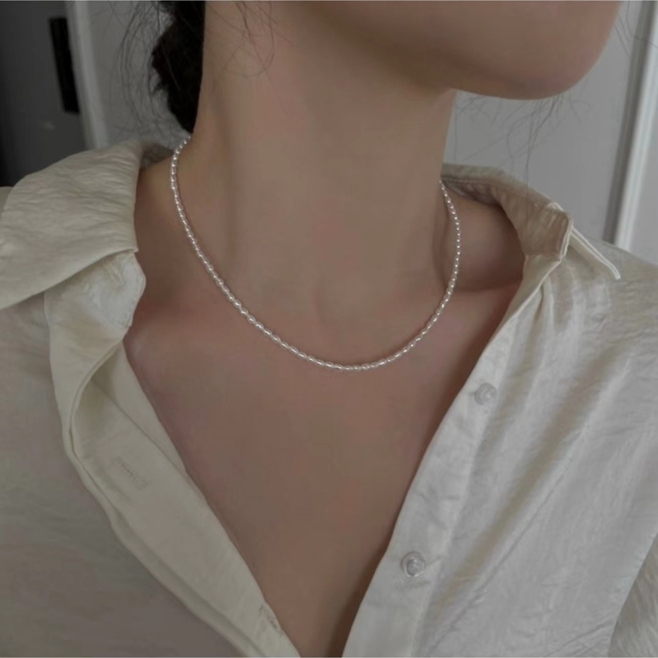 Luxuriöse Perlenkette mit Magnetverschluss für Damen. Hypoallergen, zartes Choker-Design für höchsten Tragekomfort und ein sicheres Gefühl. Europas Top-Trend-Perlenkette 2026._voghion.com