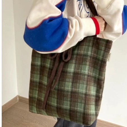 Niche simple plaid large capacity shoulder bag for women 2023 new autumn and winter commuter style tote bag