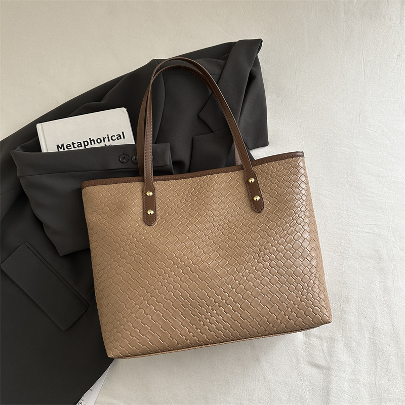 2025 nuevo estilo hermoso y simple bolso portátil portátil moda retro bolso de gran capacidad personalidad femenina bolso de axila de un solo hombro