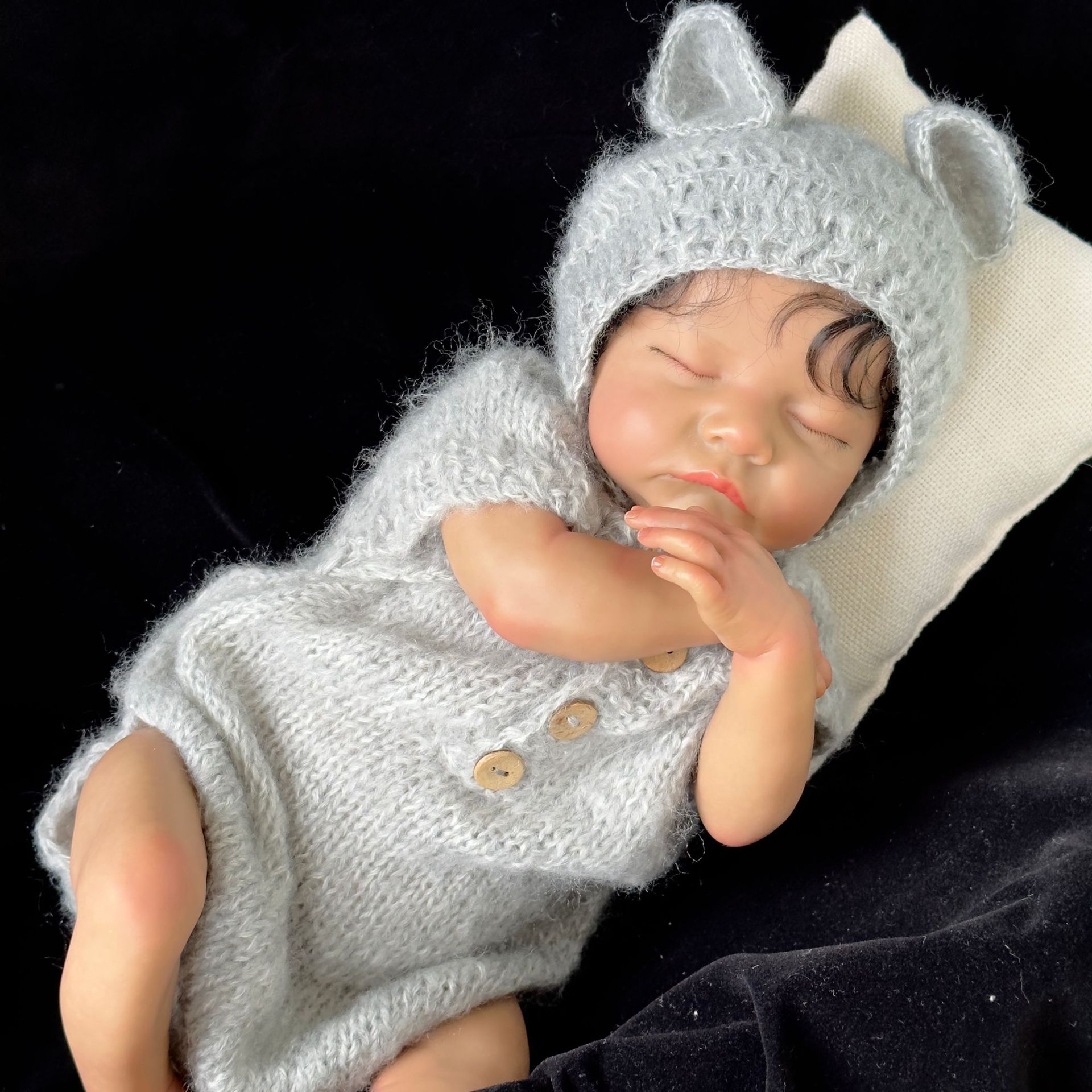 19 pulgadas simulación bebé renacido muñeca levi marrón piel lindo bebé de una sola pieza de entrega