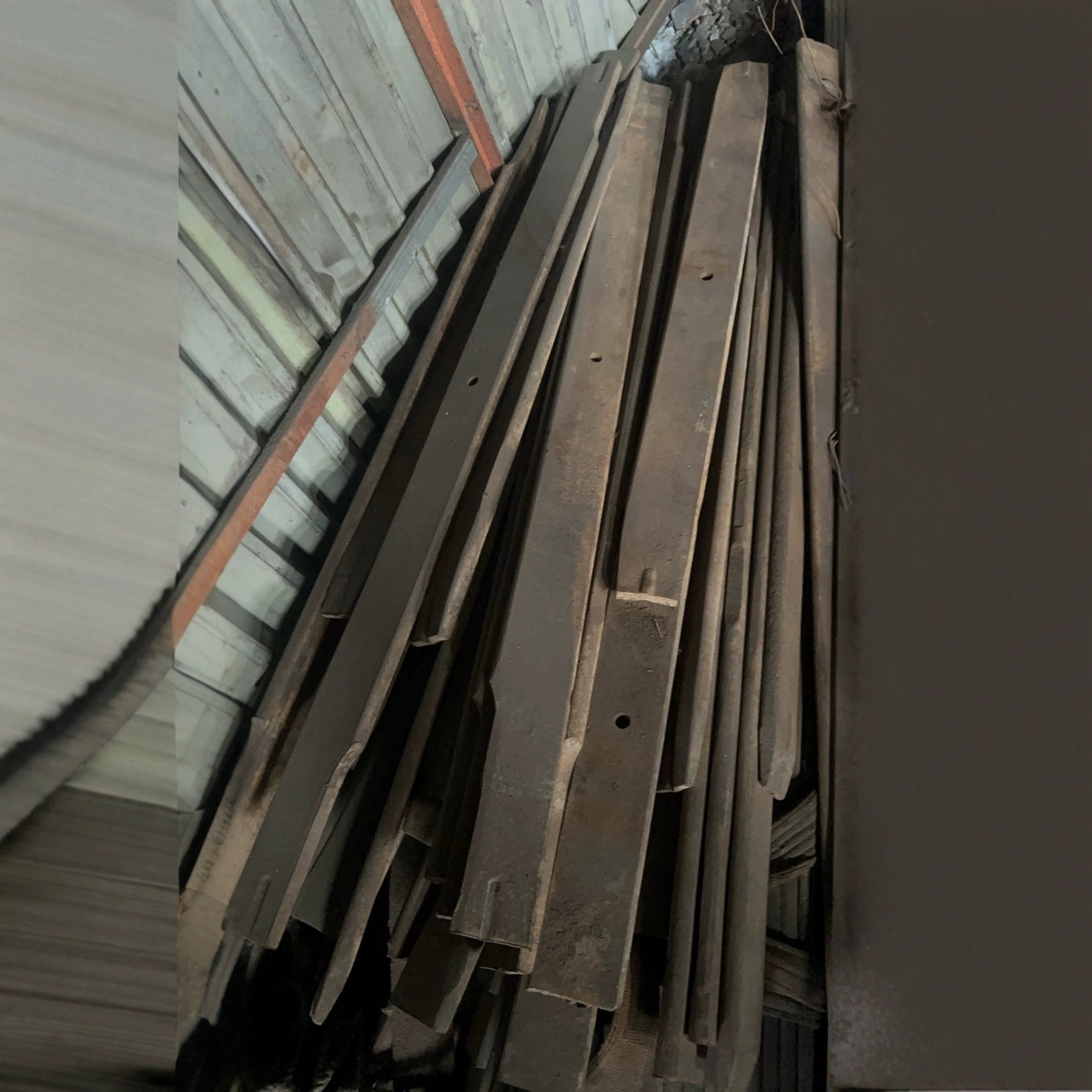 二手汽车半轴，旧汽车弹簧钢板，长度1米左右，直径45-50mm。适合