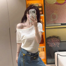 �nϵ��ɫ�Ứ�U��¶��б�����t��ᘿ���Ů�ļ������@�����±�