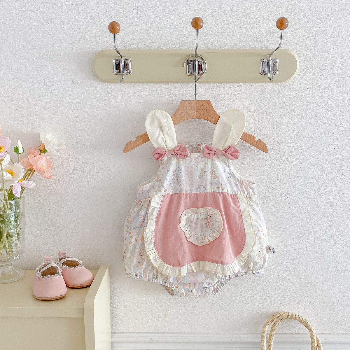 赤ちゃんの夏の服ウサギのストラップのお尻の服の小さい月齢の女性の赤ちゃんの夏服の薄いタイプの服のロンパース