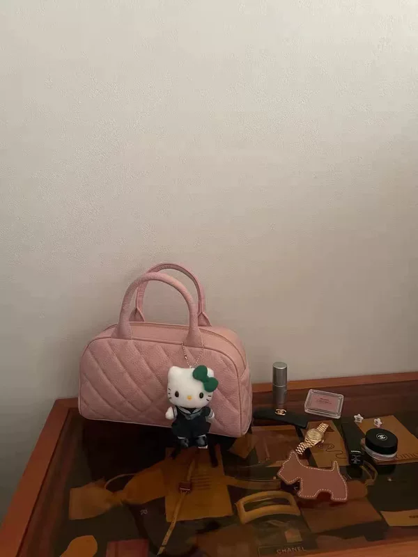 Small demi-season shoulder bag with diamond pattern, Chanel style