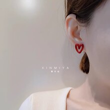 时尚BAI搭新款法式925银针红色爱心耳钉女生复古轻奢复古质感耳饰