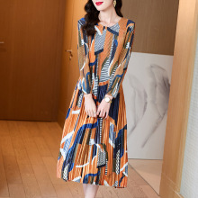 实拍2022秋冬新款三宅褶皱丝绒遮肉显瘦中老年大码中长款连衣裙女