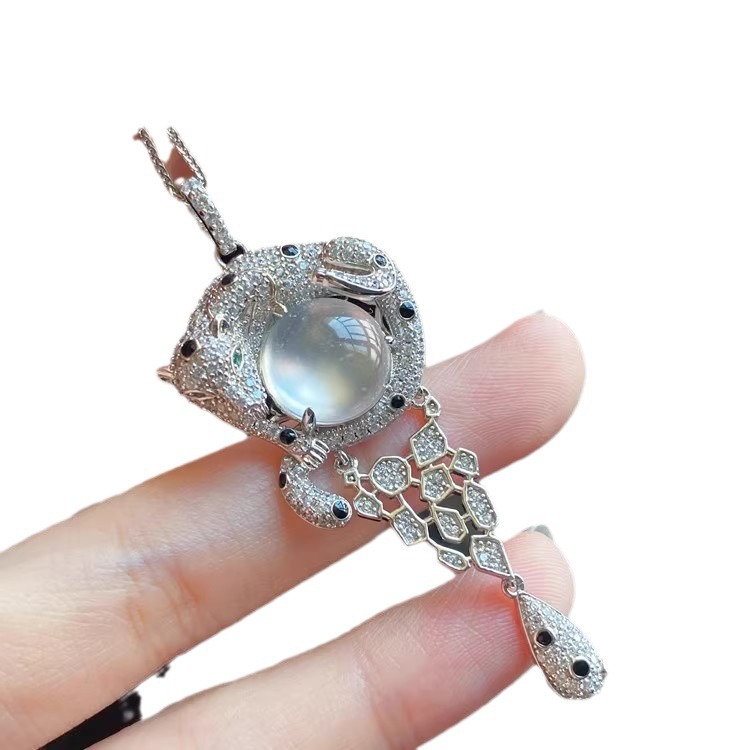 De alta calidad de espuma de agua de Calcedonia natural Jade leopardo colgante collar ágata cabeza de leopardo anillo de luz de lujo temperamento colorido traje del tesoro de las mujeres