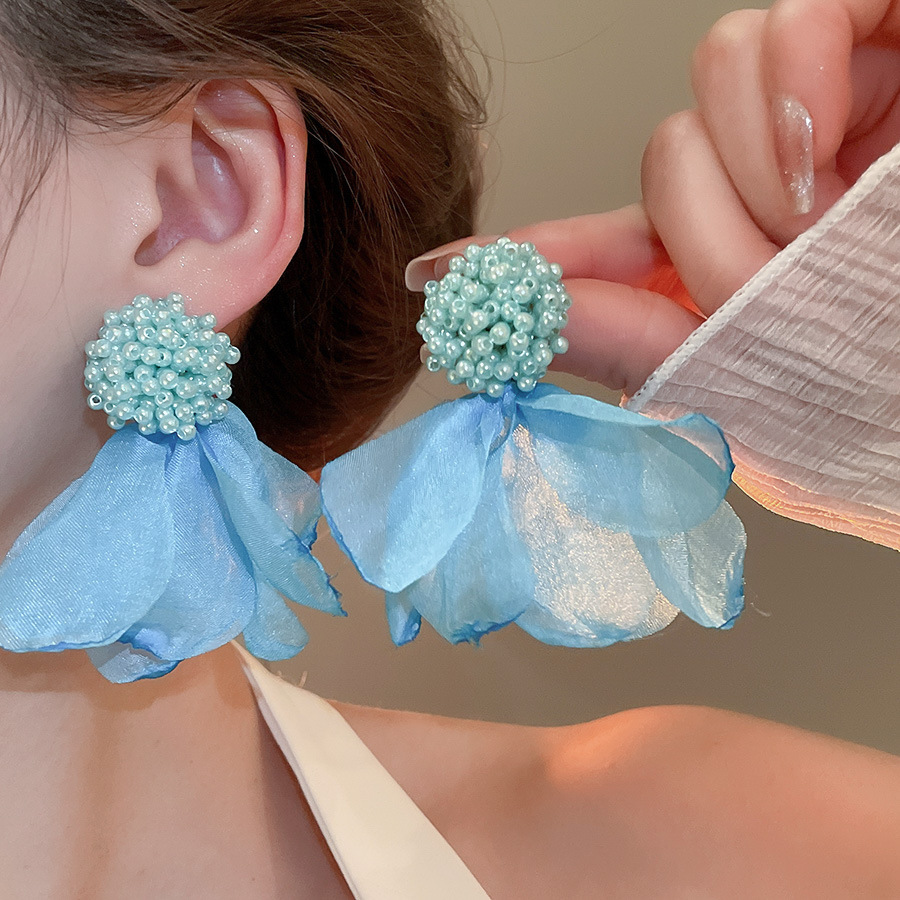 Pendientes de borla de cuentas de arroz de flor de gasa de aguja de plata Pendientes de todo fósforo de estilo de vacaciones Pendientes frescos y dulces para mujer