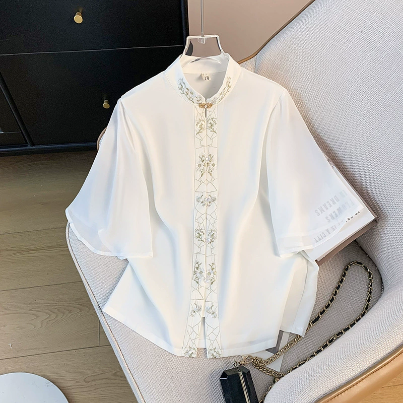 Настоящая фотография новой классической рубашки в китайском стиле с воротником-стойкой и тяжелой вышивкой, рукавами-колокольчиками в сочетании с юбкой мамиан и элегантным топом в национальном стиле.