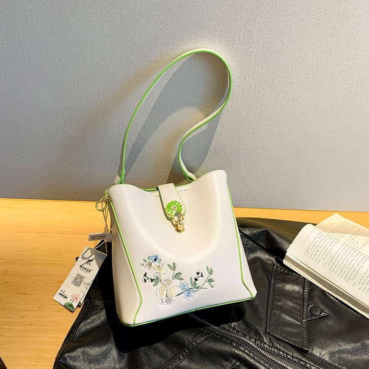 Guofeng bolsa de hombro para mujeres de gran capacidad bolsa de cubo de agua China bordado de color contrastante ocio viaje de otoño nueva bolsa para mujeres