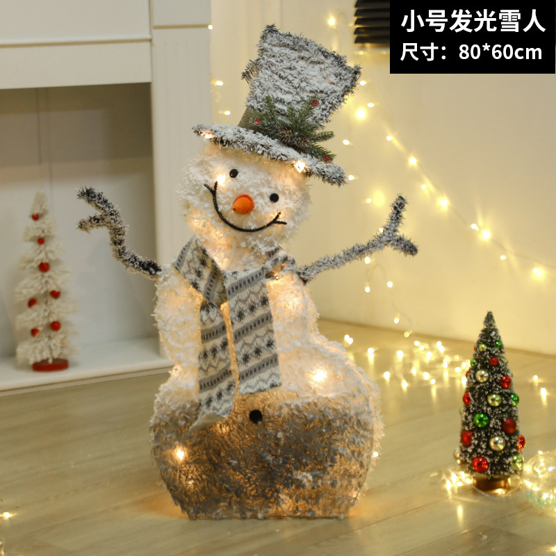 クリスマスの光る白い植毛雪だるまのショーウインドーのデパートのホテルの装飾品のシーンは祝日の美しい陳の置物を配置します。|undefined